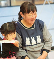 スタッフと子どもが一緒に遊ぶ風景。温かい交流の様子が見られます